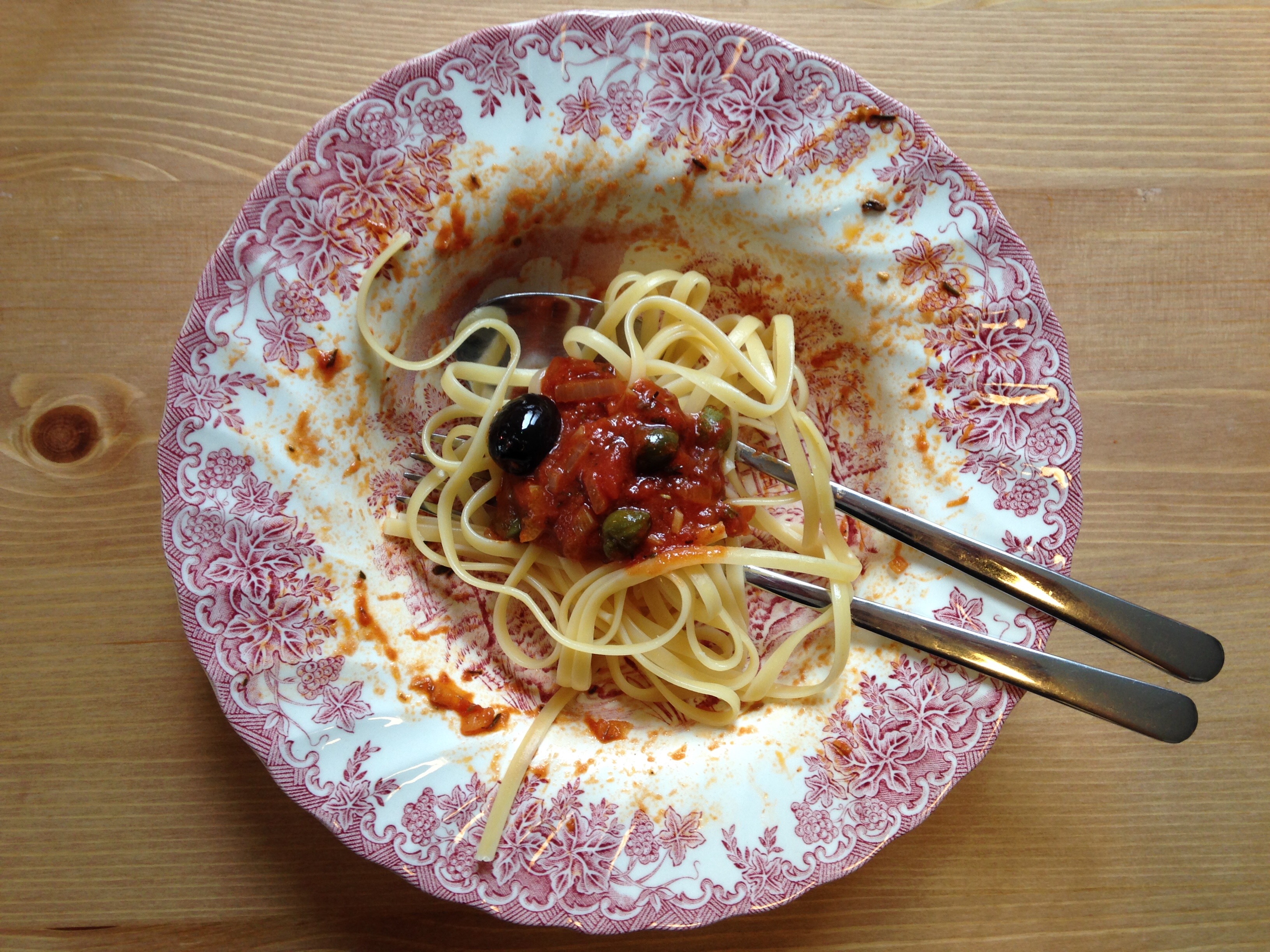 Tomatensoße all´arrabbiata mit Oliven, Kapern und Sardellen (Rezept) | familiending.net