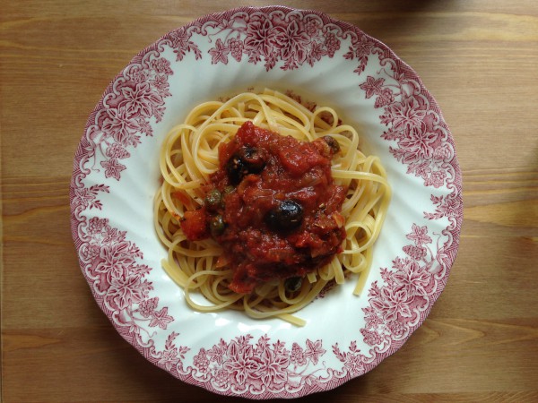 Tomatensoße all´arrabbiata mit Oliven, Kapern, Sardellen