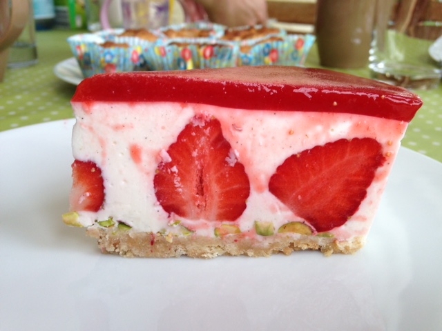 Die beste Erdbeer-Joghurt-Torte ohne Backen | familiending.net